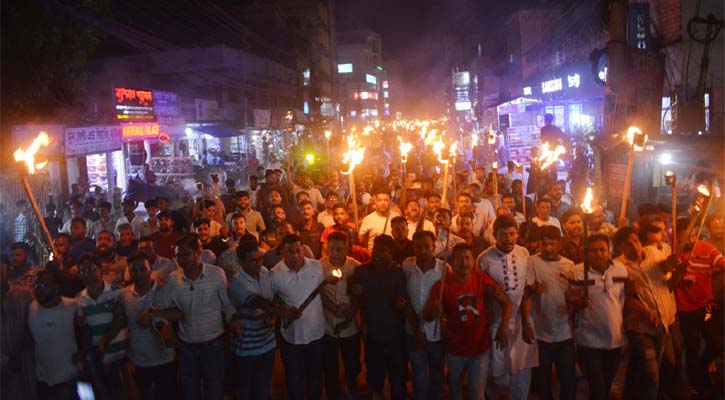 ফ্যাসিস্টের দোসররা প্রকাশ্যে: গ্রেপ্তার দাবিতে যশোরে মশাল মিছিল
